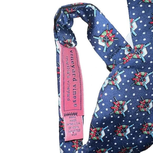 Vineyard Vines men’s Christmas wreath oar 100% silk bow tie NWOT w box adj neck - Picture 2 of 3